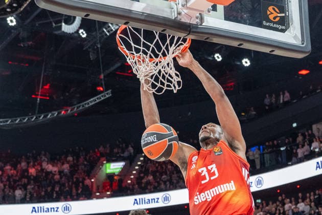 David Mccormack 33 FC Bayern Basketball Dunk, FC Bayern Basketball vs Hapoel IBI Tel Aviv, EuroLeague 18 Matchday, 23 12 2025 Munich Bavaria Germany Copyright: xkolbert-press UlrichxGamelx