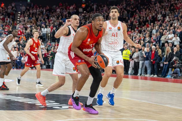 David Mccormack 33 (FC Bayern Basketball), Tomer Ginat 41 (Hapoel IBI Tel Aviv), FC Bayern Basketball vs. Hapoel IBI Tel Aviv, EuroLeague 18. Spieltag, 23.12.2025 Muenchen Bayern Deutschland Copyright: xkolbert-press UlrichxGamelx