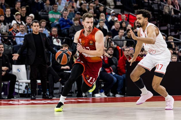 MUNICH, GERMANY - DECEMBER 23: Andreas Andi Obst (FC Bayern Muenchen, 13) controls the ball against Collin Malcolm (Hapoel IBI Tel Aviv, 17) during the Turkish Airlines EuroLeague match between FC Bayern Muenchen vs. Hapoel IBI Tel Aviv at SAP Garden on round 18 of Turkish Airlines EuroLeague on December 23, 2025 in Munich, Germany. Bavaria Germany Copyright: xSteffiexWunderlx
