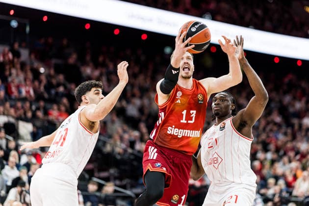 MUNICH, GERMANY - DECEMBER 23: Andreas Andi Obst (FC Bayern Muenchen, 13) shoots the ball against Tomar Ginat (Hapoel IBI Tel Aviv, 41) and Tai Odiase (Hapoel IBI Tel Aviv, 21) defending during the Turkish Airlines EuroLeague match between FC Bayern Muenchen vs. Hapoel IBI Tel Aviv at SAP Garden on round 18 of Turkish Airlines EuroLeague on December 23, 2025 in Munich, Germany. Bavaria Germany Copyright: xSteffiexWunderlx