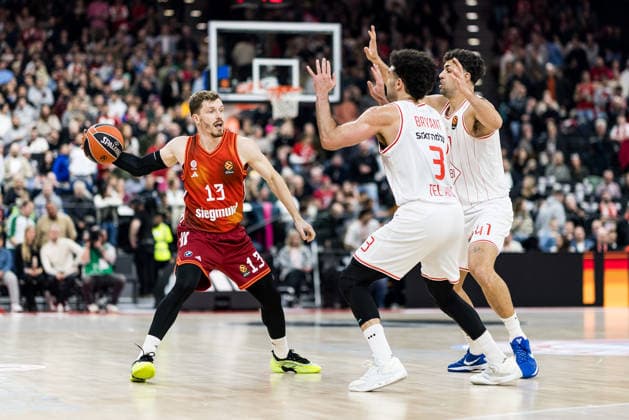 MUNICH, GERMANY - DECEMBER 23: Andreas Andi Obst (FC Bayern Muenchen, 13) controls the ball against Elijah Bryant (Hapoel IBI Tel Aviv, 3) during the Turkish Airlines EuroLeague match between FC Bayern Muenchen vs. Hapoel IBI Tel Aviv at SAP Garden on round 18 of Turkish Airlines EuroLeague on December 23, 2025 in Munich, Germany. Bavaria Germany Copyright: xSteffiexWunderlx