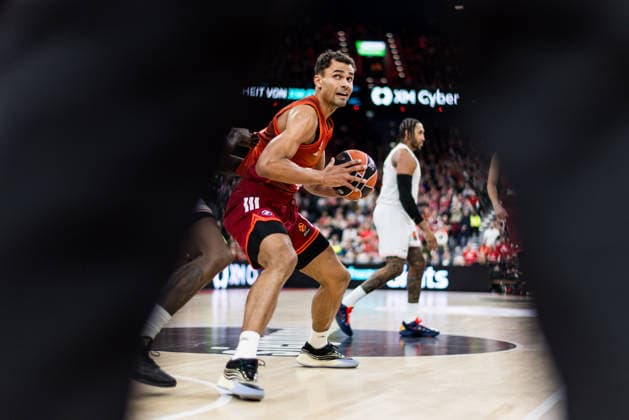 MUNICH, GERMANY - DECEMBER 23: Oscar da Silva (FC Bayern Muenchen, 1) controls the ball during the Turkish Airlines EuroLeague match between FC Bayern Muenchen vs. Hapoel IBI Tel Aviv at SAP Garden on round 18 of Turkish Airlines EuroLeague on December 23, 2025 in Munich, Germany. Bavaria Germany Copyright: xSteffiexWunderlx