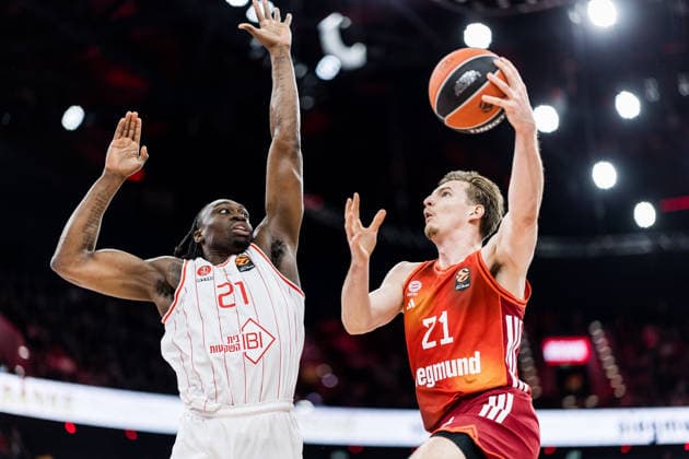 MUNICH, GERMANY - DECEMBER 23: Justus Hollatz (FC Bayern Muenchen, 21) controls the ball against Tai Odiase (Hapoel IBI Tel Aviv, 21) during the Turkish Airlines EuroLeague match between FC Bayern Muenchen vs. Hapoel IBI Tel Aviv at SAP Garden on round 18 of Turkish Airlines EuroLeague on December 23, 2025 in Munich, Germany. Bavaria Germany Copyright: xSteffiexWunderlx