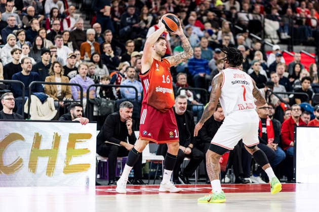 MUNICH, GERMANY - DECEMBER 23: Stefan Jovic (FC Bayern Muenchen, 16) controls the ball against Chris Jones (Hapoel IBI Tel Aviv, 1) during the Turkish Airlines EuroLeague match between FC Bayern Muenchen vs. Hapoel IBI Tel Aviv at SAP Garden on round 18 of Turkish Airlines EuroLeague on December 23, 2025 in Munich, Germany. Bavaria Germany Copyright: xSteffiexWunderlx