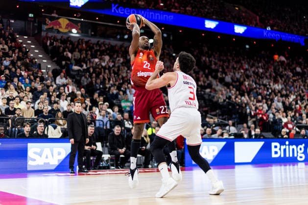 MUNICH, GERMANY - DECEMBER 23: Isiaha Mike (FC Bayern Muenchen, 22) shoots the ball over Elijah Bryant (Hapoel IBI Tel Aviv, 3) during the Turkish Airlines EuroLeague match between FC Bayern Muenchen vs. Hapoel IBI Tel Aviv at SAP Garden on round 18 of Turkish Airlines EuroLeague on December 23, 2025 in Munich, Germany. Bavaria Germany Copyright: xSteffiexWunderlx