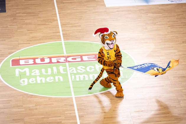 Tigers Tuebingen Artland Dragons, Herren, 2 Bundesliga, Barmer 2 Basketball Bundesliga, pro A, 14 Spieltag, Spielzeit 2025 2026, 23 12 2025 Tigers Tuebingen mascot Kemmi on the court with Christmas cap