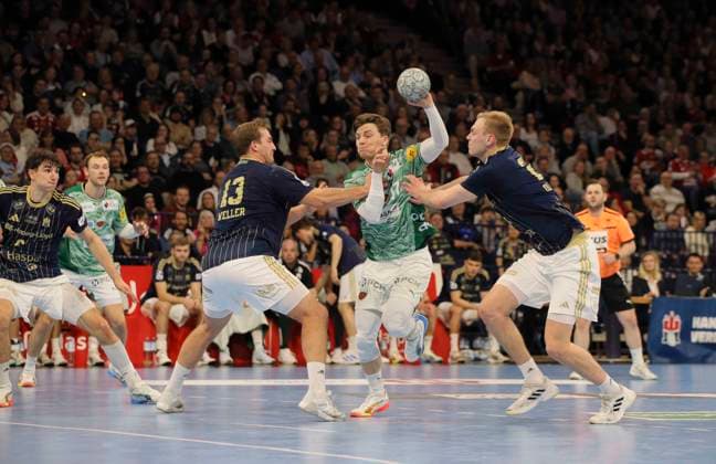 Photo Goal throw from Nils Lichtlein Füchse against Niklas WELLER left and Einar OLAFSSON both HSV Handball Men 1 Bundesliga on Tue 23 12 2025 HSV Handball Füchse Berlin