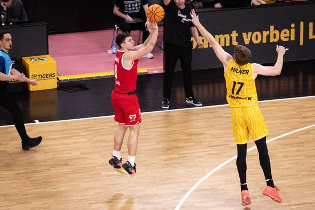 Tigers Tuebingen Artland Dragons, Herren, 2 Bundesliga, Barmer 2 Basketball Bundesliga, pro A, 14 Spieltag, Spielzeit 2025 2026, 23 12 2025 Dominik Dolic Artland Dragons, 08 beim Dreier gegen Lukas Milner Tigers Tuebingen, 17