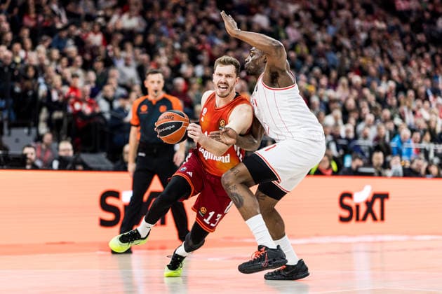 MUNICH, GERMANY - DECEMBER 23: Andreas Andi Obst (FC Bayern Muenchen, 13) controls the ball against Tai Odiase (Hapoel IBI Tel Aviv, 21) during the Turkish Airlines EuroLeague match between FC Bayern Muenchen vs. Hapoel IBI Tel Aviv at SAP Garden on round 18 of Turkish Airlines EuroLeague on December 23, 2025 in Munich, Germany. Bavaria Germany Copyright: xSteffiexWunderlx