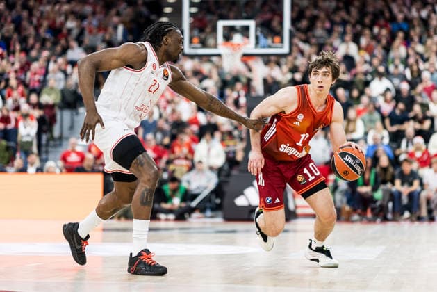 MUNICH, GERMANY - DECEMBER 23: Justinian Jessup (FC Bayern Muenchen, 10) controls the ball against Tai Odiase (Hapoel IBI Tel Aviv, 21) during the Turkish Airlines EuroLeague match between FC Bayern Muenchen vs. Hapoel IBI Tel Aviv at SAP Garden on round 18 of Turkish Airlines EuroLeague on December 23, 2025 in Munich, Germany. Bavaria Germany Copyright: xSteffiexWunderlx