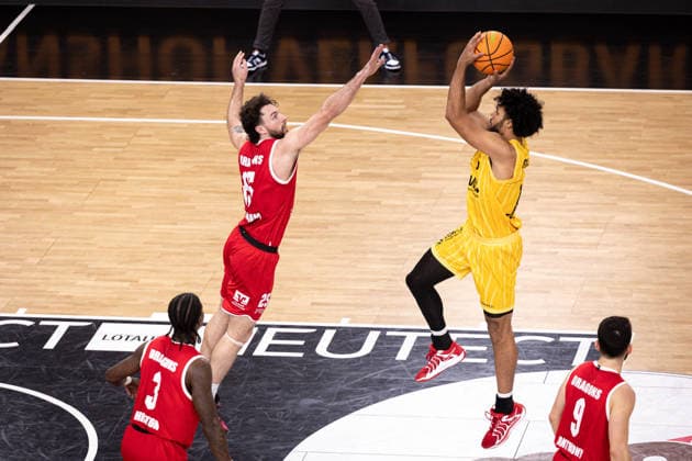 Tigers Tuebingen Artland Dragons, Herren, 2 Bundesliga, Barmer 2 Basketball Bundesliga, pro A, 14 Spieltag, Spielzeit 2025 2026, 23 12 2025 Jumper von Patrick Emilien Tigers Tuebingen, 15 in der Zone