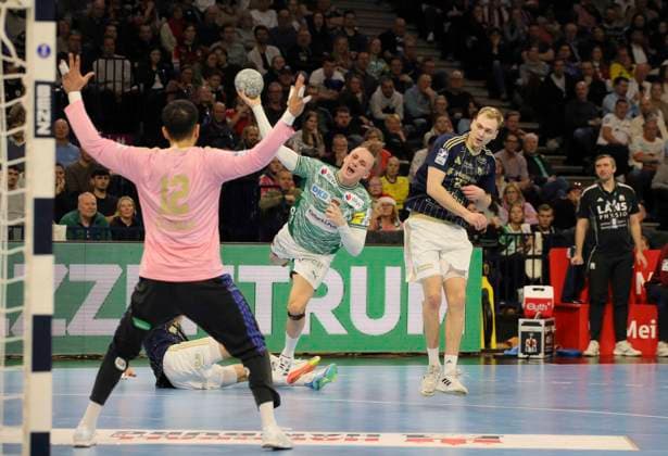 Photo Goal throw from Tobias Gröndahl Füchse against goalkeeper Mohamed El TAYAR left and Einar OLAFSSON HSV , right Handball Men 1 Bundesliga on Tue 23 12 2025 HSV Handball Füchse Berlin