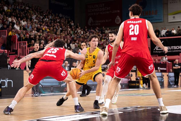 Tigers Tuebingen Artland Dragons, Herren, 2 Bundesliga, Barmer 2 Basketball Bundesliga, pro A, 14 Spieltag, Spielzeit 2025 2026, 23 12 2025 Kaya Bayram Tigers Tuebingen, 05 with the ball against Ben Burnham Artland Dragons, 25 and Linus Ruf Artland Dragons, 20