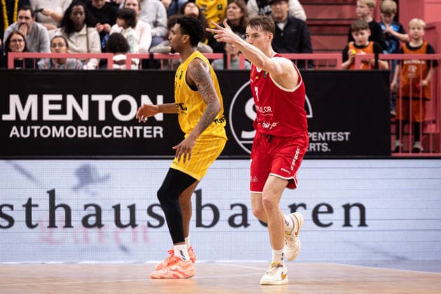 Tigers Tuebingen Artland Dragons, Herren, 2 Bundesliga, Barmer 2 Basketball Bundesliga, pro A, 14 Spieltag, Spielzeit 2025 2026, 23 12 2025 Timo Lanmueller Artland Dragons, 07 mit dem Jubel nach dem Dreier