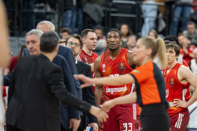 David Mccormack 33 FC Bayern Basketball say goodbye after losing the game, FC Bayern Basketball vs Hapoel IBI Tel Aviv, EuroLeague 18 Matchday, 23 12 2025 Munich Bavaria Germany Copyright: xkolbert-press UlrichxGamelx