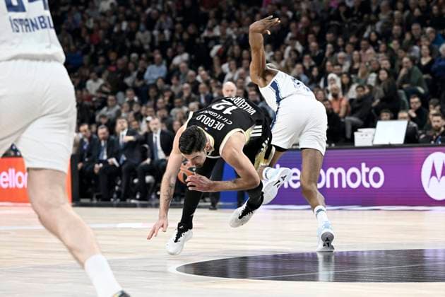 Asvel-Anadolu Efes Istanbul. Euroligue. 23 décembre 2025 PHOTOPQR LE PROGRES Joël PHILIPPON - Décines-Charpieu 23 12 2025 - Asvel-Anadolu Efes Istanbul. Euroligue. 23 décembre 2025 -Nando De Colo. Asvel-Anadolu Efes Istanbul. Basket Euroleague Asvel (Lyon Villeurbanne) vs Istanbul Décines-Charpieu Rhône Rhône-Alpes France  Copyright: xPHOTOPQR LExPROGRES MAXPPPxJoëlxPHILIPPONx 20251223LPL5420 20251223LPL5420