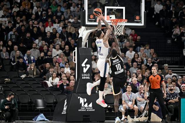 Asvel-Anadolu Efes Istanbul. Euroligue. 23 décembre 2025 PHOTOPQR LE PROGRES Joël PHILIPPON - Décines-Charpieu 23 12 2025 - Asvel-Anadolu Efes Istanbul. Euroligue. 23 décembre 2025 -Vincent Poirier au dunk. Asvel-Anadolu Efes Istanbul. Basket Euroleague Asvel (Lyon Villeurbanne) vs Istanbul Décines-Charpieu Rhône Rhône-Alpes France  Copyright: xPHOTOPQR LExPROGRES MAXPPPxJoëlxPHILIPPONx 20251223LPL5431 20251223LPL5431