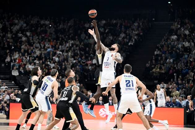 Asvel-Anadolu Efes Istanbul. Euroligue. 23 décembre 2025 PHOTOPQR LE PROGRES Joël PHILIPPON - Décines-Charpieu 23 12 2025 - Asvel-Anadolu Efes Istanbul. Euroligue. 23 décembre 2025 -Vincent Poirier à l engagement. Asvel-Anadolu Efes Istanbul. Basket Euroleague Asvel (Lyon Villeurbanne) vs Istanbul Décines-Charpieu Rhône Rhône-Alpes France  Copyright: xPHOTOPQR LExPROGRES MAXPPPxJoëlxPHILIPPONx 20251223LPL5442 20251223LPL5442