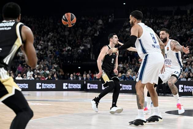 Asvel-Anadolu Efes Istanbul. Euroligue. 23 décembre 2025 PHOTOPQR LE PROGRES Joël PHILIPPON - Décines-Charpieu 23 12 2025 - Asvel-Anadolu Efes Istanbul. Euroligue. 23 décembre 2025 -Nando De Colo. Asvel-Anadolu Efes Istanbul. Basket Euroleague Asvel (Lyon Villeurbanne) vs Istanbul Décines-Charpieu Rhône Rhône-Alpes France  Copyright: xPHOTOPQR LExPROGRES MAXPPPxJoëlxPHILIPPONx 20251223LPL5435 20251223LPL5435