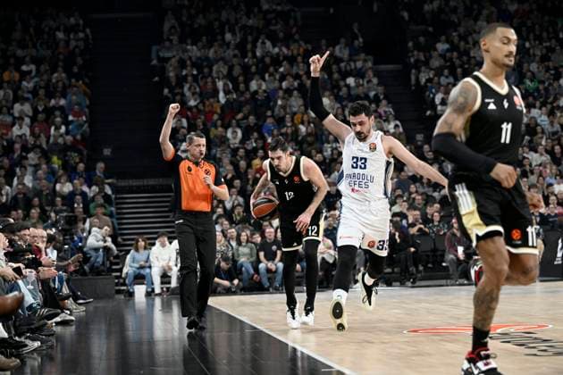 Asvel-Anadolu Efes Istanbul. Euroligue. 23 décembre 2025 PHOTOPQR LE PROGRES Joël PHILIPPON - Décines-Charpieu 23 12 2025 - Asvel-Anadolu Efes Istanbul. Euroligue. 23 décembre 2025 -Nando De Colo. Asvel-Anadolu Efes Istanbul. Basket Euroleague Asvel (Lyon Villeurbanne) vs Istanbul Décines-Charpieu Rhône Rhône-Alpes France  Copyright: xPHOTOPQR LExPROGRES MAXPPPxJoëlxPHILIPPONx 20251223LPL5447 20251223LPL5447