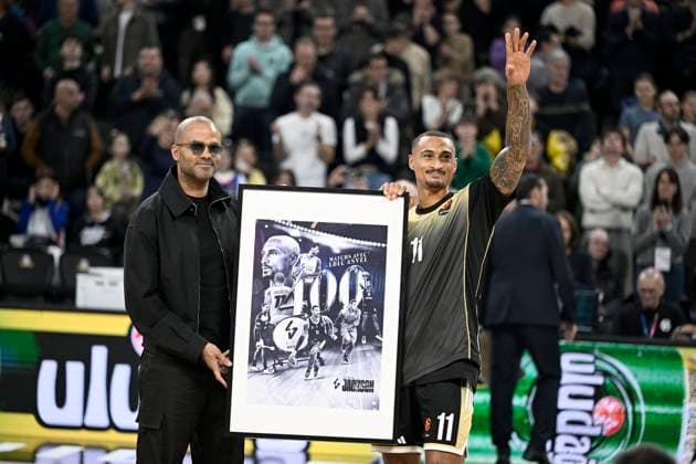 Asvel-Anadolu Efes Istanbul. Euroligue. 23 décembre 2025 PHOTOPQR LE PROGRES Joël PHILIPPON - Décines-Charpieu 23 12 2025 - Asvel-Anadolu Efes Istanbul. Euroligue. 23 décembre 2025 -Tony Parker et Edwin Jackson pour le 400e match d Edwin sous le maillot de l Asvel. Asvel-Anadolu Efes Istanbul. Basket Euroleague Asvel (Lyon Villeurbanne) vs Istanbul Décines-Charpieu Rhône Rhône-Alpes France  Copyright: xPHOTOPQR LExPROGRES MAXPPPxJoëlxPHILIPPONx 20251223LPL5452 20251223LPL5452