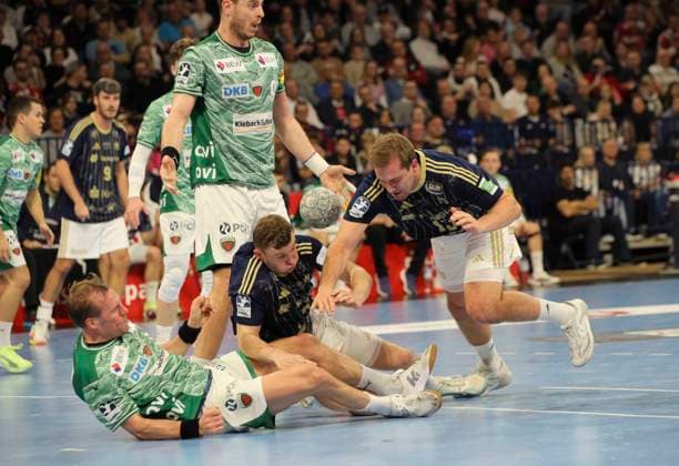 Photo Moritz SAUTER and Oliver NORLYK stumble against Max DARJ Füchse Handball Herren 1 Bundesliga on Tue 23 12 2025 HSV Handball Füchse Berlin