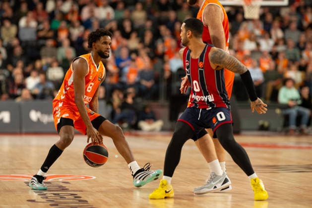 EuroLeague Round 18 Jean Montero of Valencia Basket (L) and Markus Howards Kosner Baskonia Vitoria Gasteiz (R) seen in action during the EuroLeague Round 18 match between Valencia Basket and Kosner Baskonia Vitoria Gasteiz at Roig Arena, (Valencia ) on December 23, 2025. Copyright: xVicentexVidalxFernandezx