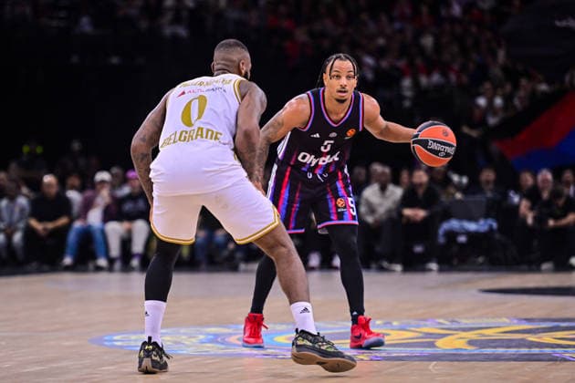 BASKET : Paris Basket vs Etoile Rouge Belgrade - Euroleague - 23 12 2025 JUSTIN ROBINSON ( 5 - Paris Basket ) and CODI MILLER MCINTYRE ( 0 - Crvena Zvezda Meridianbet Belgrade ) during the Euroleague match between Paris Basketball and Crvena Zvezda Meridianbet Belgrade at Accor Arena on December 23, 2025 in Paris, France. ( Photo by Federico Pestellini PSNewz ) - ParisFrance  Copyright: xFedericoxPestellinix