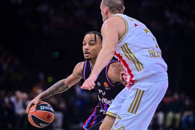 BASKET : Paris Basket vs Etoile Rouge Belgrade - Euroleague - 23 12 2025 JUSTIN ROBINSON ( 5 - Paris Basket ) and DEJAN DAVIDOVAC ( 7 - Crvena Zvezda Meridianbet Belgrade Rouge ) during the Euroleague match between Paris Basketball and Crvena Zvezda Meridianbet Belgrade at Accor Arena on December 23, 2025 in Paris, France. ( Photo by Federico Pestellini PSNewz ) - ParisFrance  Copyright: xFedericoxPestellinix