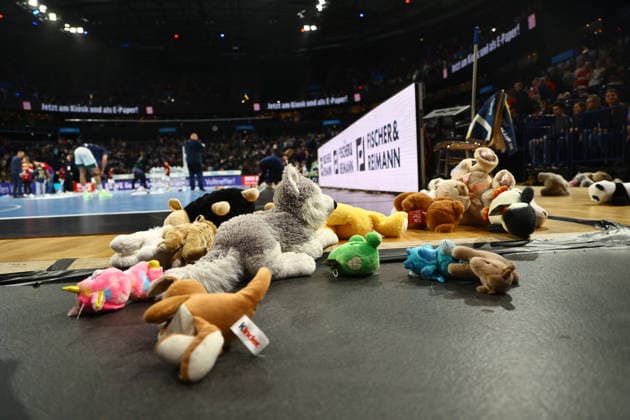 Handball I Men I Season 2025 2026 I Bundesliga I 24 Matchday I HSV Hamburg Füchse Berlin I 23 12 2025 Charity Teddy Bear Campaign at HSV Hamburg Hamburg Barclaycard Arena Hamburg Germany Copyright: xLobeca RalfxHomburgx