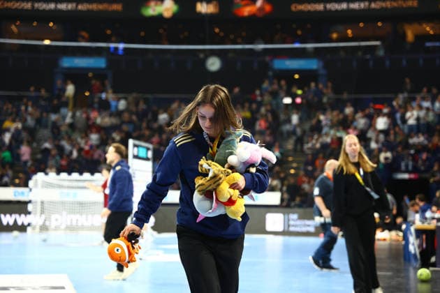 Handball I Men I Season 2025 2026 I Bundesliga I 24 Matchday I HSV Hamburg Füchse Berlin I 23 12 2025 Charity Teddy Bear Campaign at HSV Hamburg Hamburg Barclaycard Arena Hamburg Germany Copyright: xLobeca RalfxHomburgx