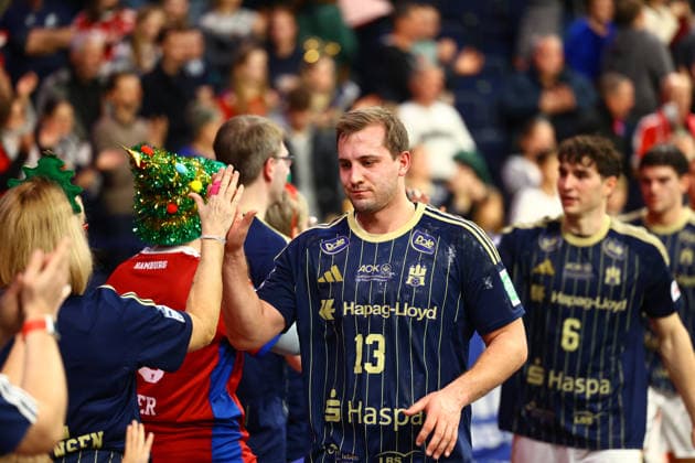 Handball I Men I Season 2025 2026 I Bundesliga I 24 Matchday I HSV Hamburg Füchse Berlin I 23 12 2025 Niklas Weller 13, HSV Hamburg thanks the fans Hamburg Barclaycard Arena Hamburg Germany Copyright: xLobeca RalfxHomburgx
