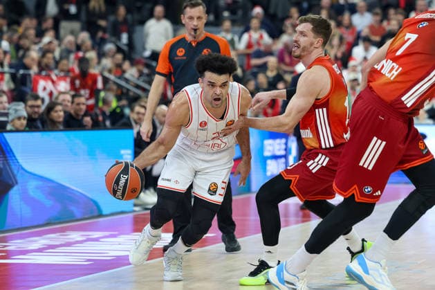Elijah Bryant Hapoel IBI Tel Aviv, 03 with Andreas Obst FC Bayern Basketball, 13 , GER, FC Bayern Basketball vs Hapoel Tel Aviv, Basketball, Euroleague, Matchday 18, Season 2025 2026, 23 12 2025, GER, FC Bayern Basketball vs Hapoel Tel Aviv, Basketball, Euroleague, Matchday 18, Season 2025 2026, 23 12 2025 Munich Copyright: xEibner-Pressefoto JennixMaulx EP_JML