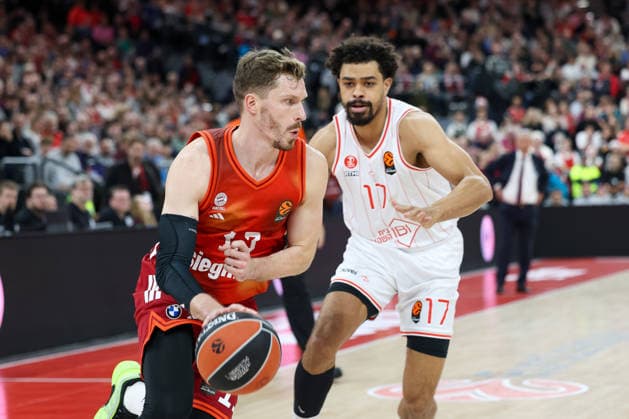 Andreas Obst FC Bayern Basketball, 13 with Collin Malcolm Hapoel IBI Tel Aviv, 17 , GER, FC Bayern Basketball vs Hapoel Tel Aviv, Basketball, Euroleague, Matchday 18, Season 2025 2026, 23 12 2025, GER, FC Bayern Basketball vs Hapoel Tel Aviv, Basketball, Euroleague, Matchday 18, Season 2025 2026, 23 12 2025 Munich Copyright: xEibner-Pressefoto JennixMaulx EP_JML