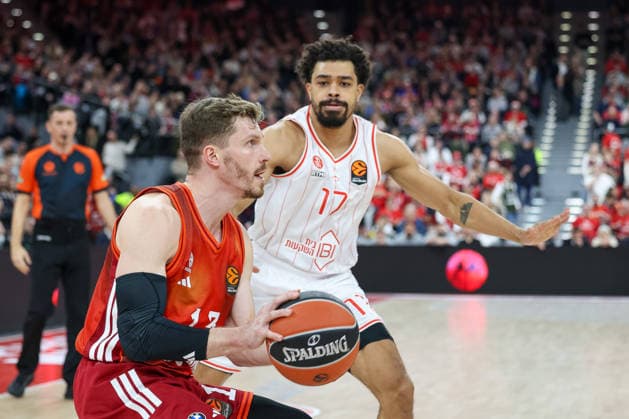 Andreas Obst FC Bayern Basketball, 13 with Collin Malcolm Hapoel IBI Tel Aviv, 17 , GER, FC Bayern Basketball vs Hapoel Tel Aviv, Basketball, Euroleague, Matchday 18, Season 2025 2026, 23 12 2025, GER, FC Bayern Basketball vs Hapoel Tel Aviv, Basketball, Euroleague, Matchday 18, Season 2025 2026, 23 12 2025 Munich Copyright: xEibner-Pressefoto JennixMaulx EP_JML