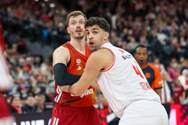 Andreas Obst FC Bayern Basketball, 13 with Tomer Ginat Hapoel IBI Tel Aviv, 41 , GER, FC Bayern Basketball vs Hapoel Tel Aviv, Basketball, Euroleague, Matchday 18, Season 2025 2026, 23 12 2025, GER, FC Bayern Basketball vs Hapoel Tel Aviv, Basketball, Euroleague, Matchday 18, Season 2025 2026, 23 12 2025 Munich Copyright: xEibner-Pressefoto JennixMaulx EP_JML
