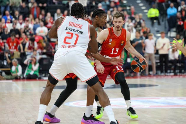 Andreas Obst FC Bayern Basketball, 13 with ball with Tai Odiase Hapoel IBI Tel Aviv, 21 and David McCormack FC Bayern Basketball, 33 , GER, FC Bayern Basketball vs Hapoel Tel Aviv, Basketball, Euroleague, Matchday 18, Season 2025 2026, 23 12 2025, GER, FC Bayern Basketball vs Hapoel Tel Aviv, Basketball, Euroleague, Matchday 18, Season 2025 2026, 23 12 2025 Munich Copyright: xEibner-Pressefoto JennixMaulx EP_JML