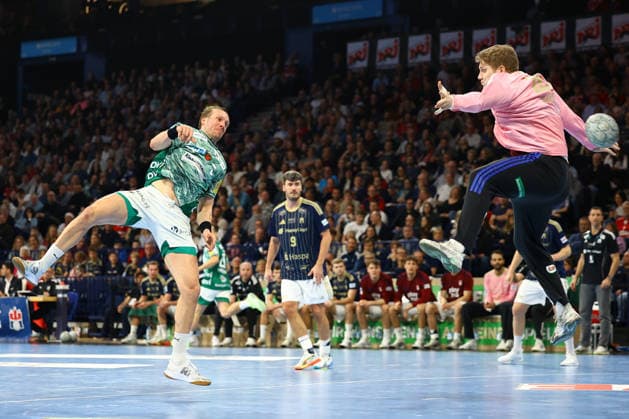 16 Robin Haug Handball Sport Verein Hamburg , 5 Max Darj Füchse Berlin Handball I Men I Bundesliga Daikin HBL I Season 2025 2026 I 24 Matchday I Handball Sport Verein Hamburg Füchse Berlin I 23 12 2025 I Barclays Arena