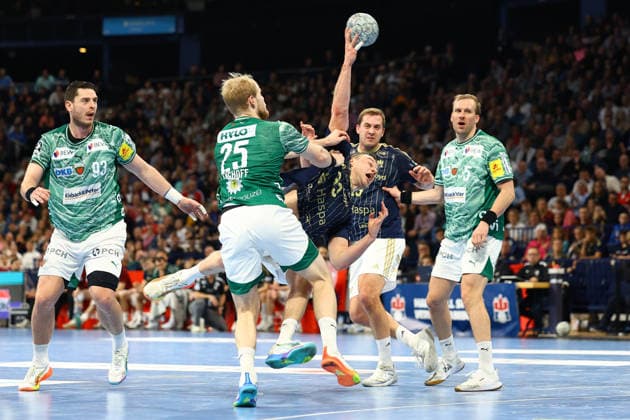 33 Moritz Sauter Handball Sport Verein Hamburg , 25 Matthes Langhoff Füchse Berlin Handball I Men I Bundesliga Daikin HBL I Season 2025 2026 I 24 Matchday I Handball Sport Verein Hamburg Füchse Berlin I 23 12 2025 I Barclays Arena