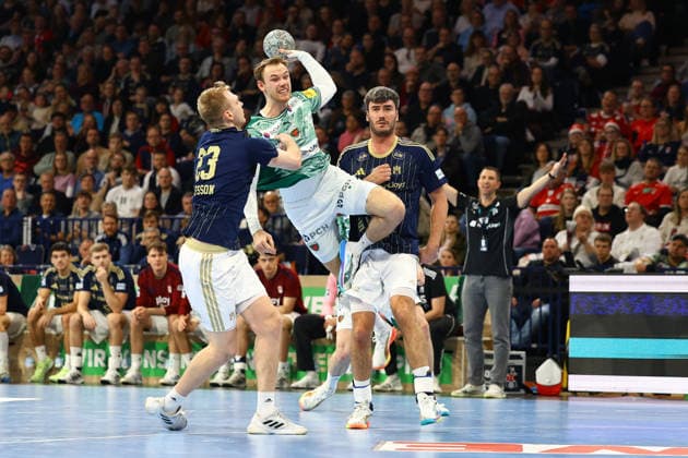 23 Einar Olafsson Handball Sport Verein Hamburg , 19 Mathias Gidsel Füchse Berlin Handball I Men I Bundesliga Daikin HBL I Season 2025 2026 I 24 Matchday I Handball Sport Verein Hamburg Füchse Berlin I 23 12 2025 I Barclays Arena