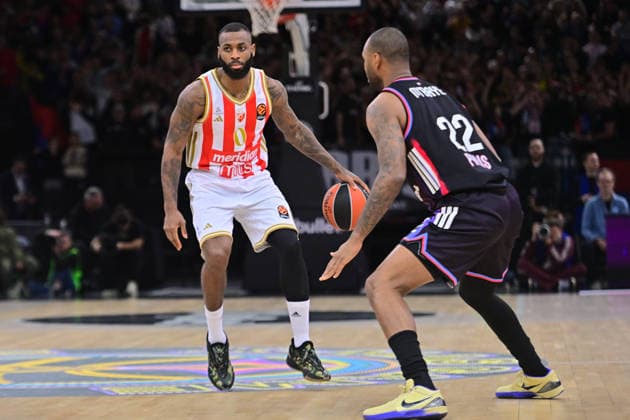 BASKET : Paris Basket vs Etoile Rouge Belgrade - Euroleague - 23 12 2025 CODI MILLER MCINTYRE ( 0 - Crvena Zvezda Meridianbet Belgrade ) and AMATH M BAYE ( 22 - Paris Basket ) during the Euroleague match between Paris Basketball and Crvena Zvezda Meridianbet Belgrade at Accor Arena on December 23, 2025 in Paris, France. ( Photo by Federico Pestellini PSNewz ) - ParisFrance  Copyright: xFedericoxPestellinix
