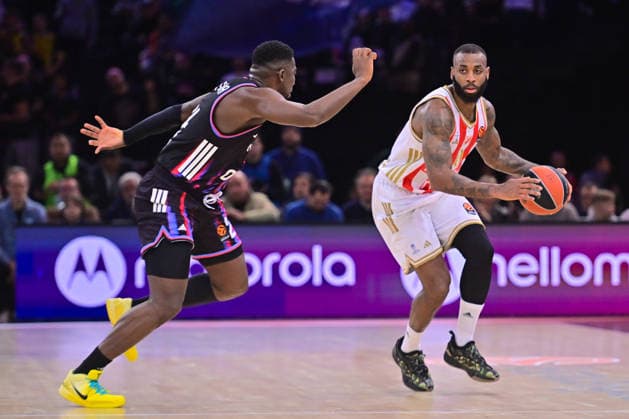 BASKET : Paris Basket vs Etoile Rouge Belgrade - Euroleague - 23 12 2025 YAKUBA OUATTARA ( 24 - Paris Basket ) and CODI MILLER MCINTYRE ( 0 - Crvena Zvezda Meridianbet Belgrade ) during the Euroleague match between Paris Basketball and Crvena Zvezda Meridianbet Belgrade at Accor Arena on December 23, 2025 in Paris, France. ( Photo by Federico Pestellini PSNewz ) - ParisFrance  Copyright: xFedericoxPestellinix