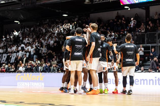 GER, BKT EuroCup, Season 2025 2026, Niners Chemnitz Besiktas GAIN Istanbul 23 12 2025, Messe, Chemnitz, GER, BKT EuroCup, Season 2025 2026, Niners Chemnitz Besiktas GAIN Istanbul Closing ranks at Niners Chemnitz Photo Alexander Trienitz Chemnitz Messe Sachsen Germany