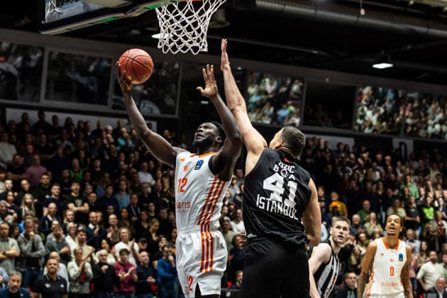 GER, BKT EuroCup, Season 2025 2026, Niners Chemnitz Besiktas GAIN Istanbul 23 12 2025, Fair, Chemnitz, GER, BKT EuroCup, Season 2025 2026, Niners Chemnitz Besiktas GAIN Istanbul Amadou Sow Niners Chemnitz, 12 , Ante Zizic Besiktas GAIN Istanbul 41 Photo Alexander Trienitz Chemnitz Fair Saxony Germany