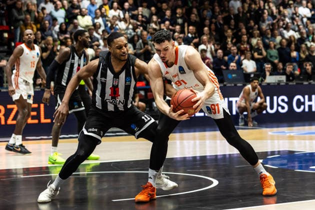GER, BKT EuroCup, Season 2025 2026, Niners Chemnitz Besiktas GAIN Istanbul 23 12 2025, Messe, Chemnitz, GER, BKT EuroCup, Season 2025 2026, Niners Chemnitz Besiktas GAIN Istanbul Yordan Minchev Niners Chemnitz, 91 , Brynton Lemar Besiktas GAIN Istanbul 11 Photo Alexander Trienitz Chemnitz Messe Sachsen Germany
