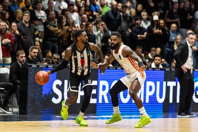 GER, BKT EuroCup, Season 2025 2026, Niners Chemnitz Besiktas GAIN Istanbul 23 12 2025, Messe, Chemnitz, GER, BKT EuroCup, Season 2025 2026, Niners Chemnitz Besiktas GAIN Istanbul Jonah Mathews Besiktas GAIN Istanbul 0 , Corey Davis Jr Niners Chemnitz, 5 Photo Alexander Trienitz Chemnitz Messe Sachsen Germany