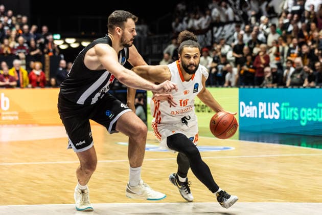 GER, BKT EuroCup, Season 2025 2026, Niners Chemnitz Besiktas GAIN Istanbul 23 12 2025, Messe, Chemnitz, GER, BKT EuroCup, Season 2025 2026, Niners Chemnitz Besiktas GAIN Istanbul Kaza Kajami Keane Niners Chemnitz, 10 , Ante Zizic Besiktas GAIN Istanbul 41 Photo Alexander Trienitz Chemnitz Messe Sachsen Germany