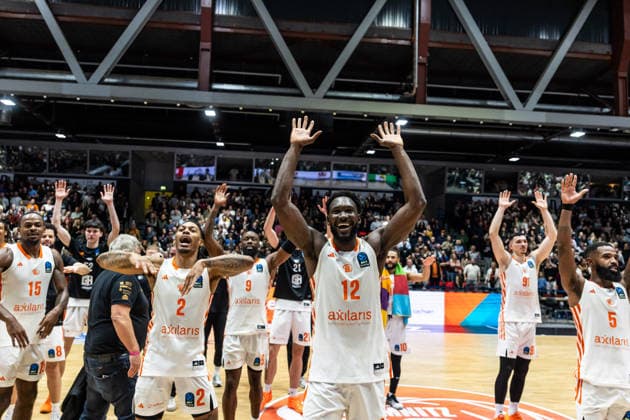 GER, BKT EuroCup, Season 2025 2026, Niners Chemnitz Besiktas GAIN Istanbul 23 12 2025, Messe, Chemnitz, GER, BKT EuroCup, Season 2025 2026, Niners Chemnitz Besiktas GAIN Istanbul Amadou Sow Niners Chemnitz, 12 cheers with the team Photo Alexander Trienitz Chemnitz Messe Sachsen Germany
