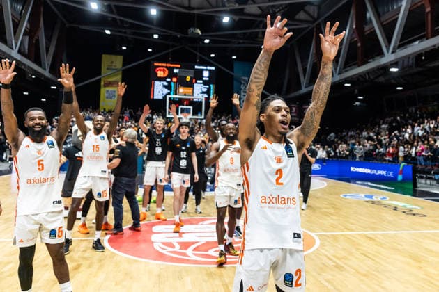 GER, BKT EuroCup, Season 2025 2026, Niners Chemnitz Besiktas GAIN Istanbul 23 12 2025, Messe, Chemnitz, GER, BKT EuroCup, Season 2025 2026, Niners Chemnitz Besiktas GAIN Istanbul Nike Sibande Niners Chemnitz, 2 cheers with the team Photo Alexander Trienitz Chemnitz Messe Sachsen Germany