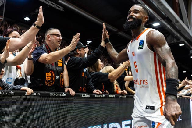 GER, BKT EuroCup, Season 2025 2026, Niners Chemnitz Besiktas GAIN Istanbul 23 12 2025, Messe, Chemnitz, GER, BKT EuroCup, Season 2025 2026, Niners Chemnitz Besiktas GAIN Istanbul Corey Davis Jr Niners Chemnitz, 5 thanks the fans Photo Alexander Trienitz Chemnitz Messe Sachsen Germany